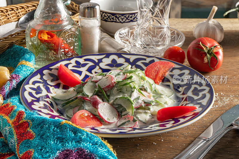 Ak bura -蔬菜沙拉与酸奶油在一个盘子与乌兹别克模式